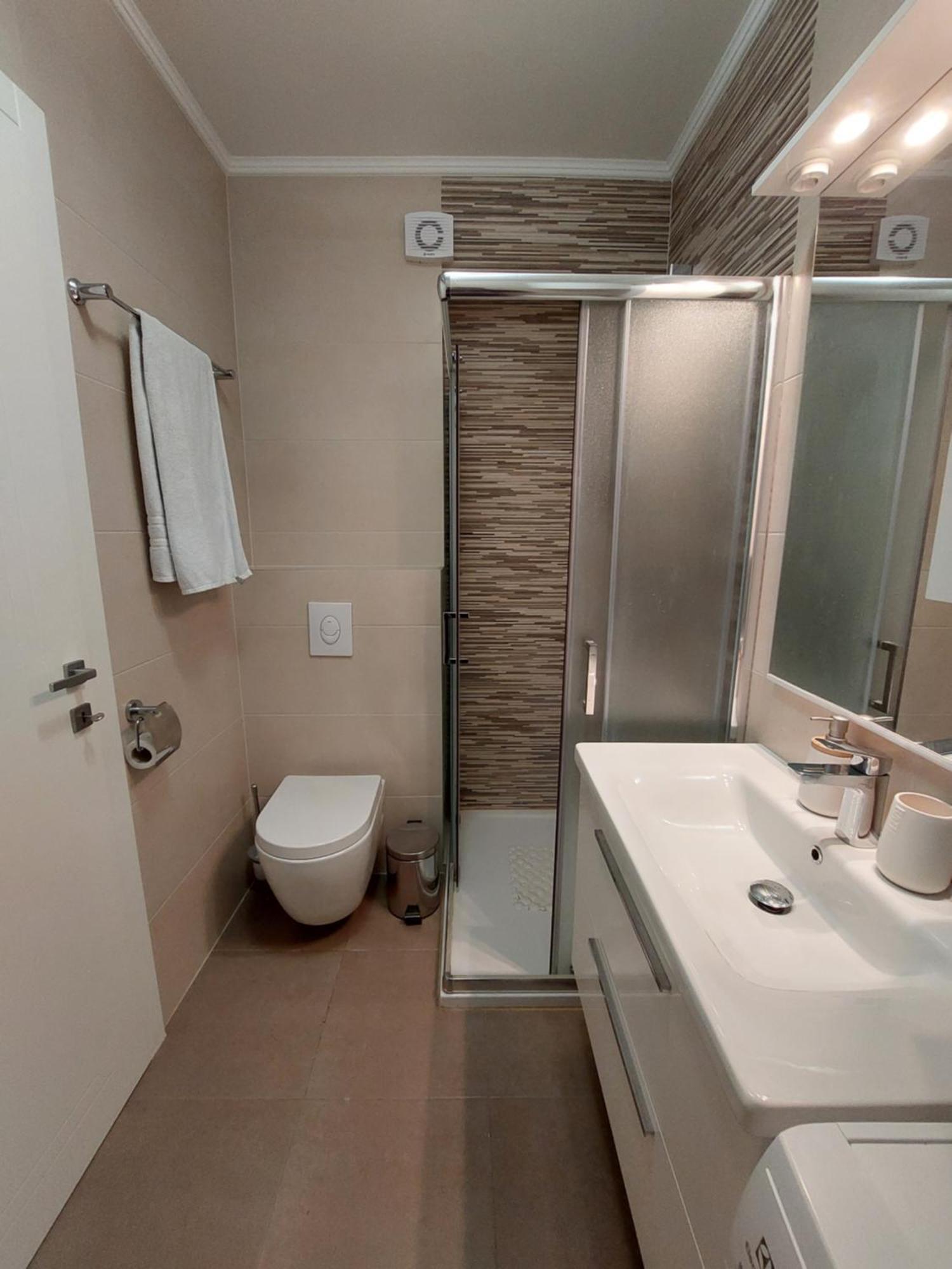 Apartman Hola *
